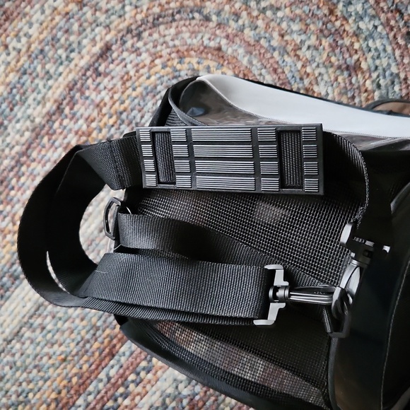 PET Carrier Small Up to 6 lbs New Condition Amazing Quality by You & Me - Picture 7 of 13